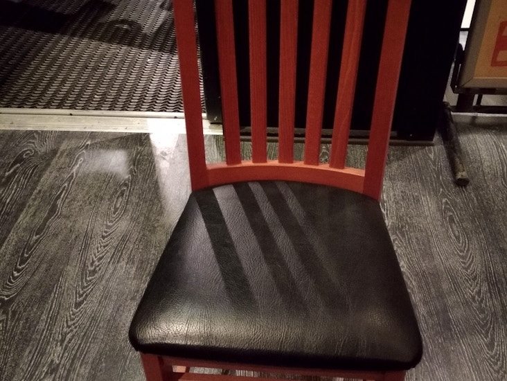 Trästolar med konstläder