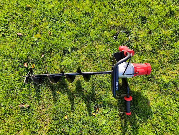 Elektrisk jordborr med tillhörande bör