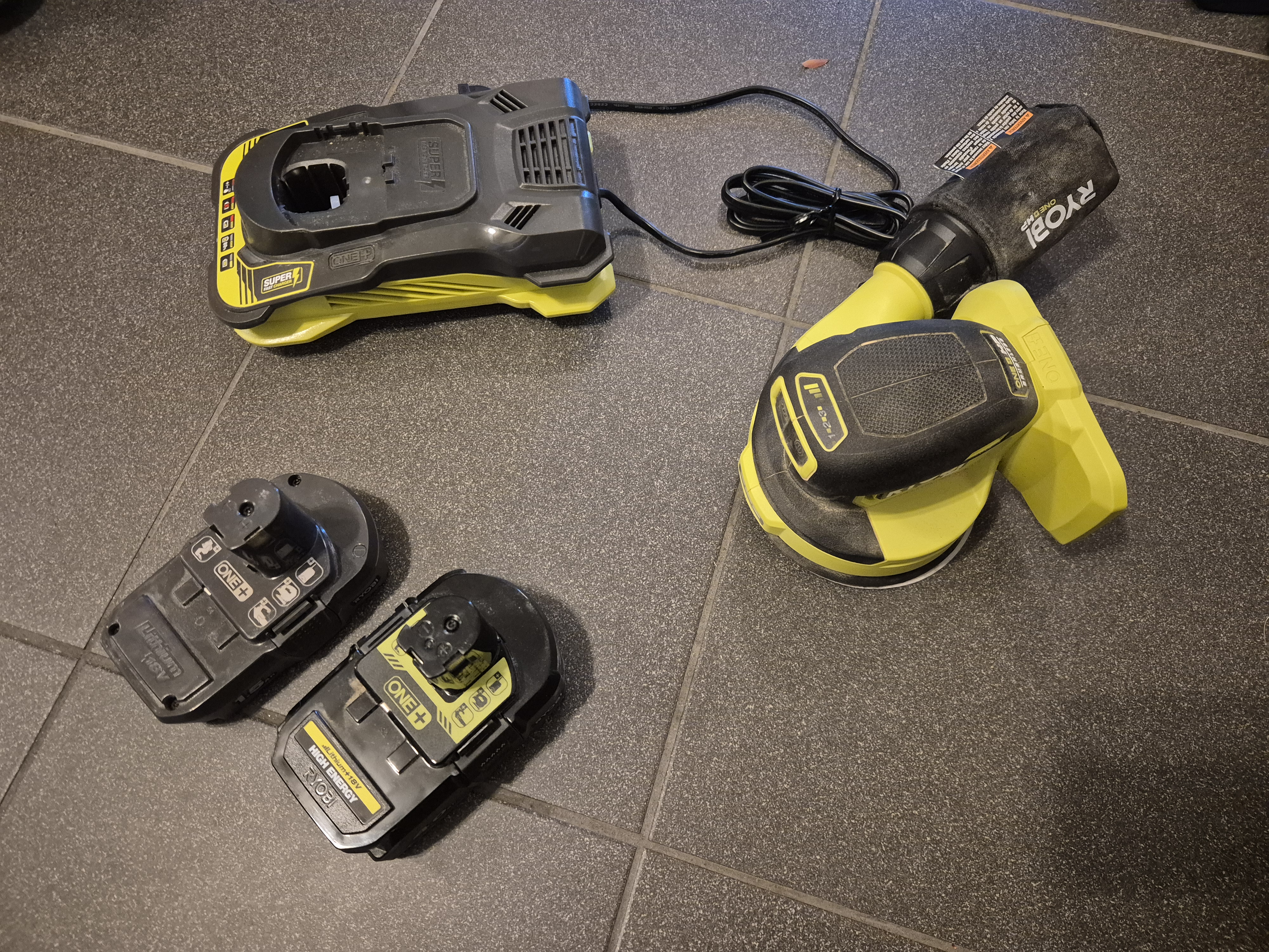 Eksentersliper m/2 batterier & hurtiglader