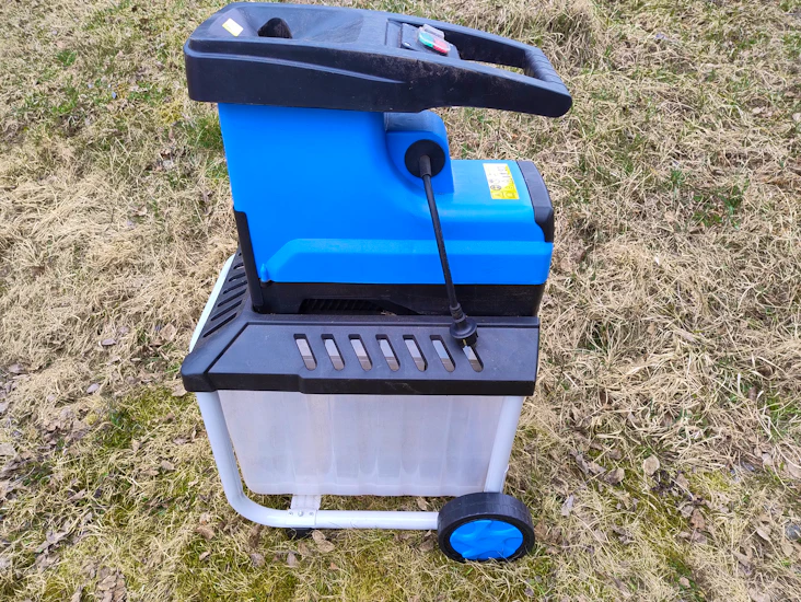 Flishugger - kutt opp grener