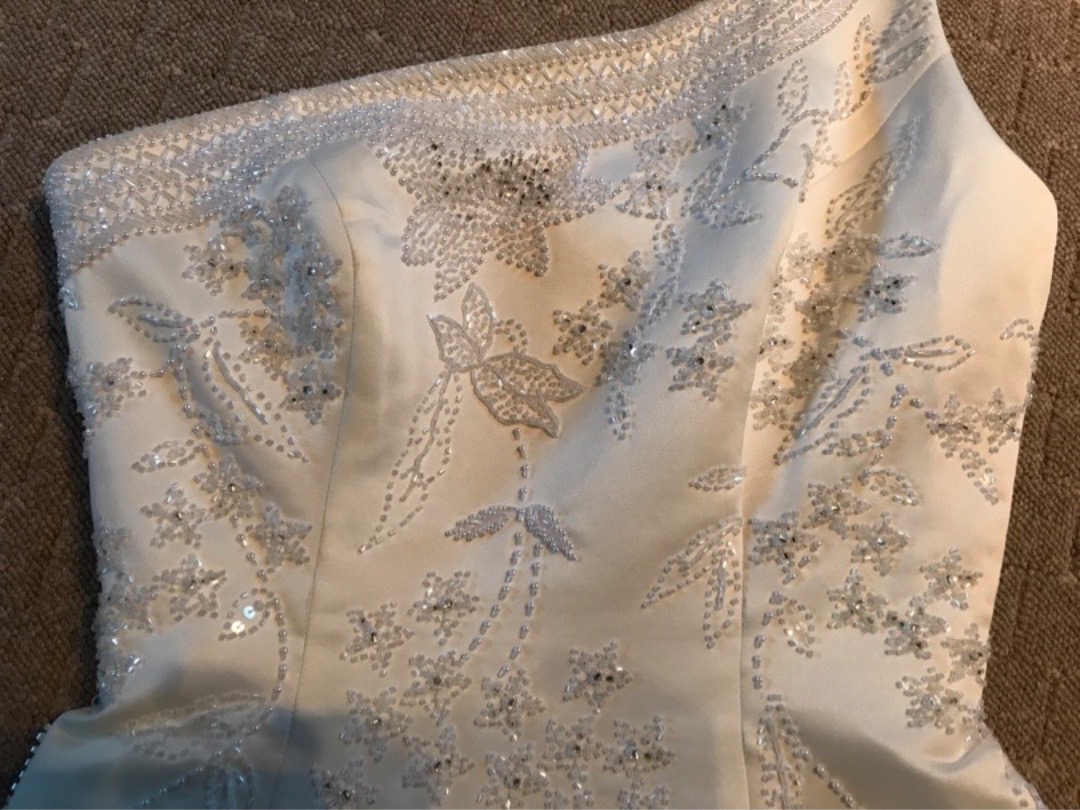 Nydelig brudekjole med håndbroderte pærler