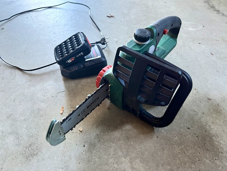 Batteridreven motorsag for små-middelstore trær