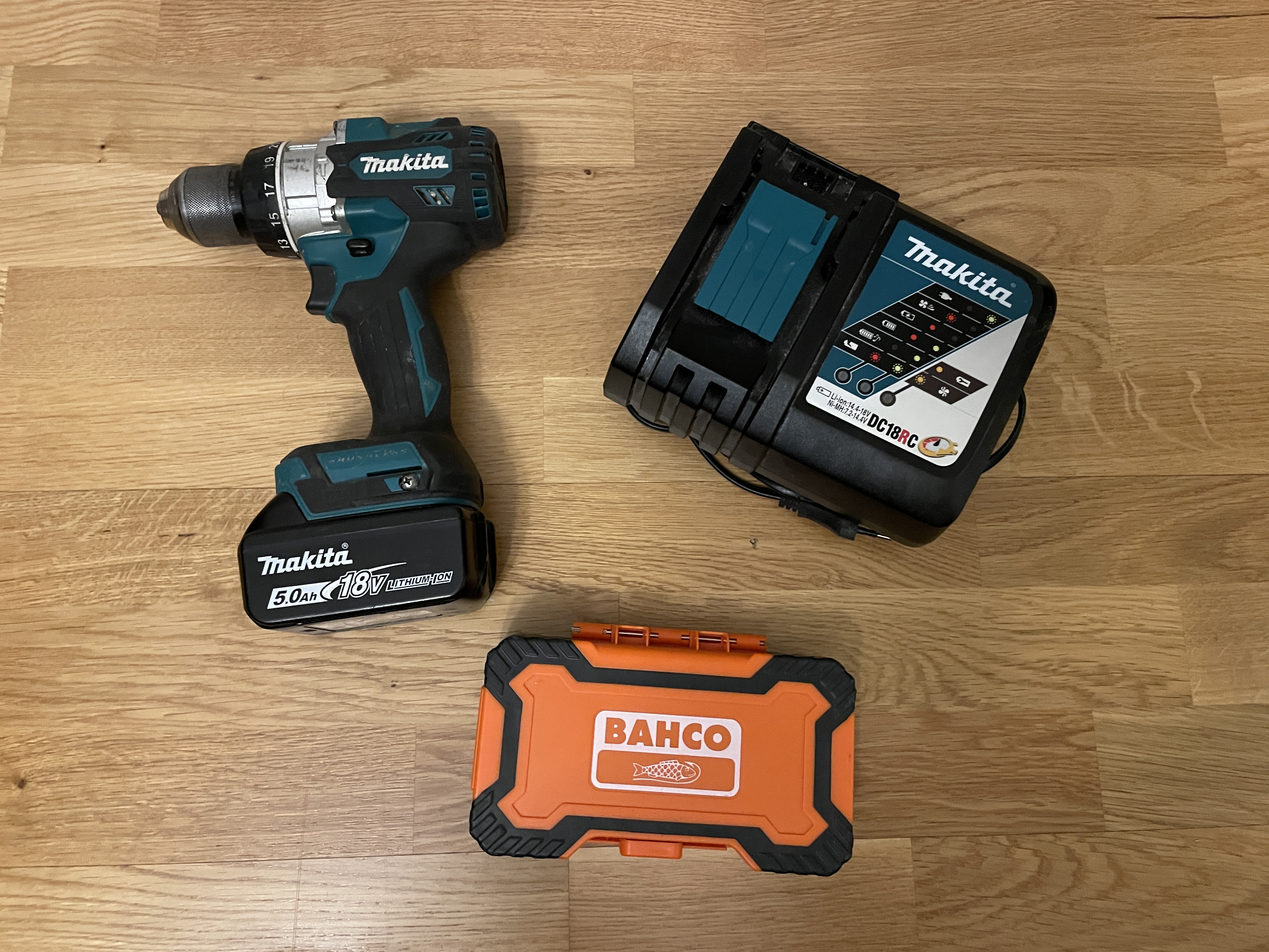 Makita dhp486 akkuporakone iskulla