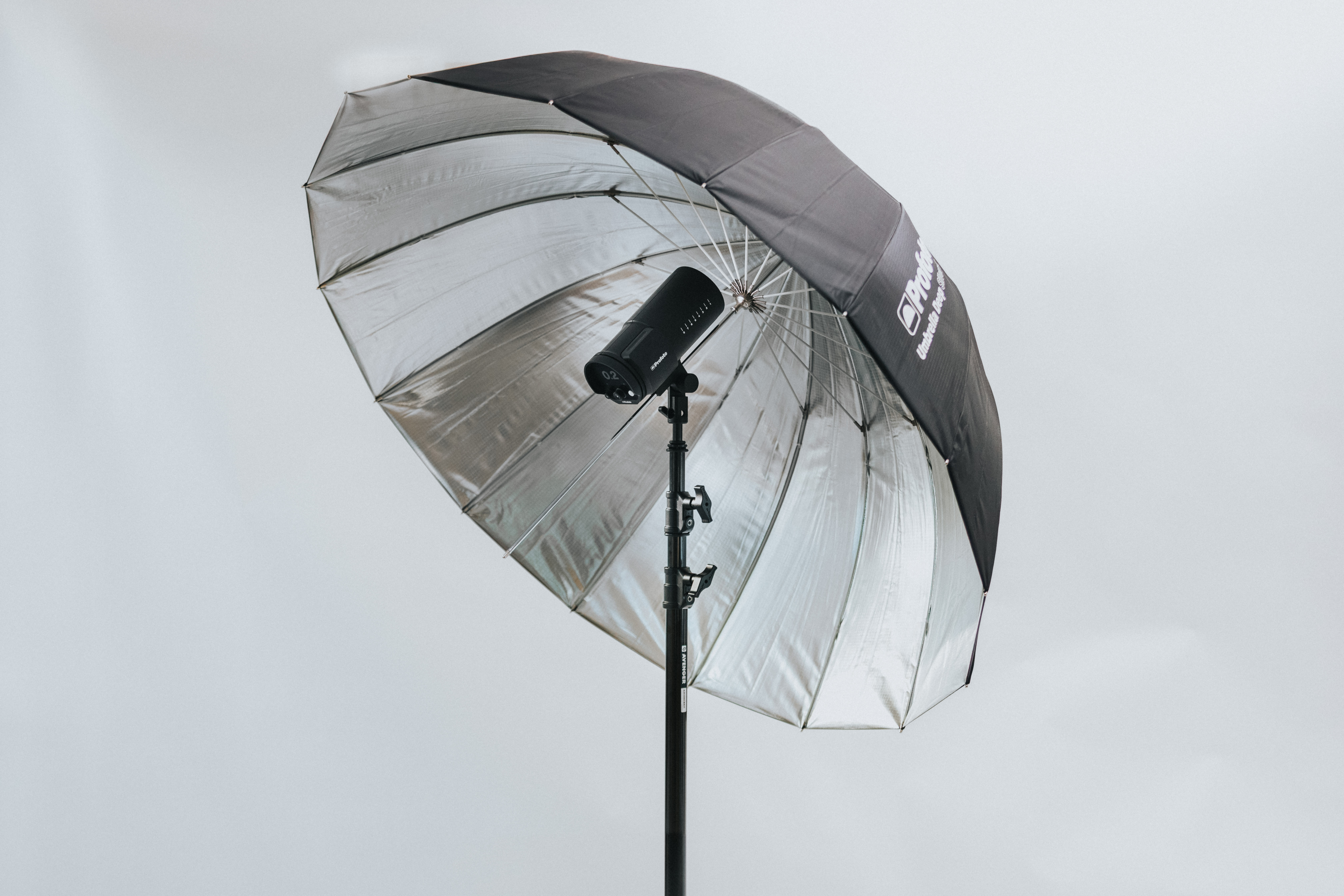 💡 profoto deep silver umbrella – large (with 1.5 stop diffuser)