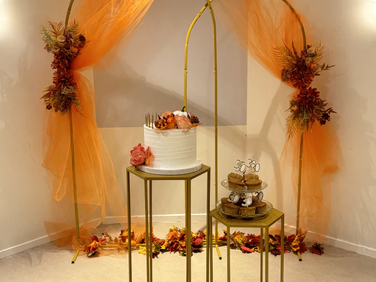 Piedestaler i guldfärgade metall