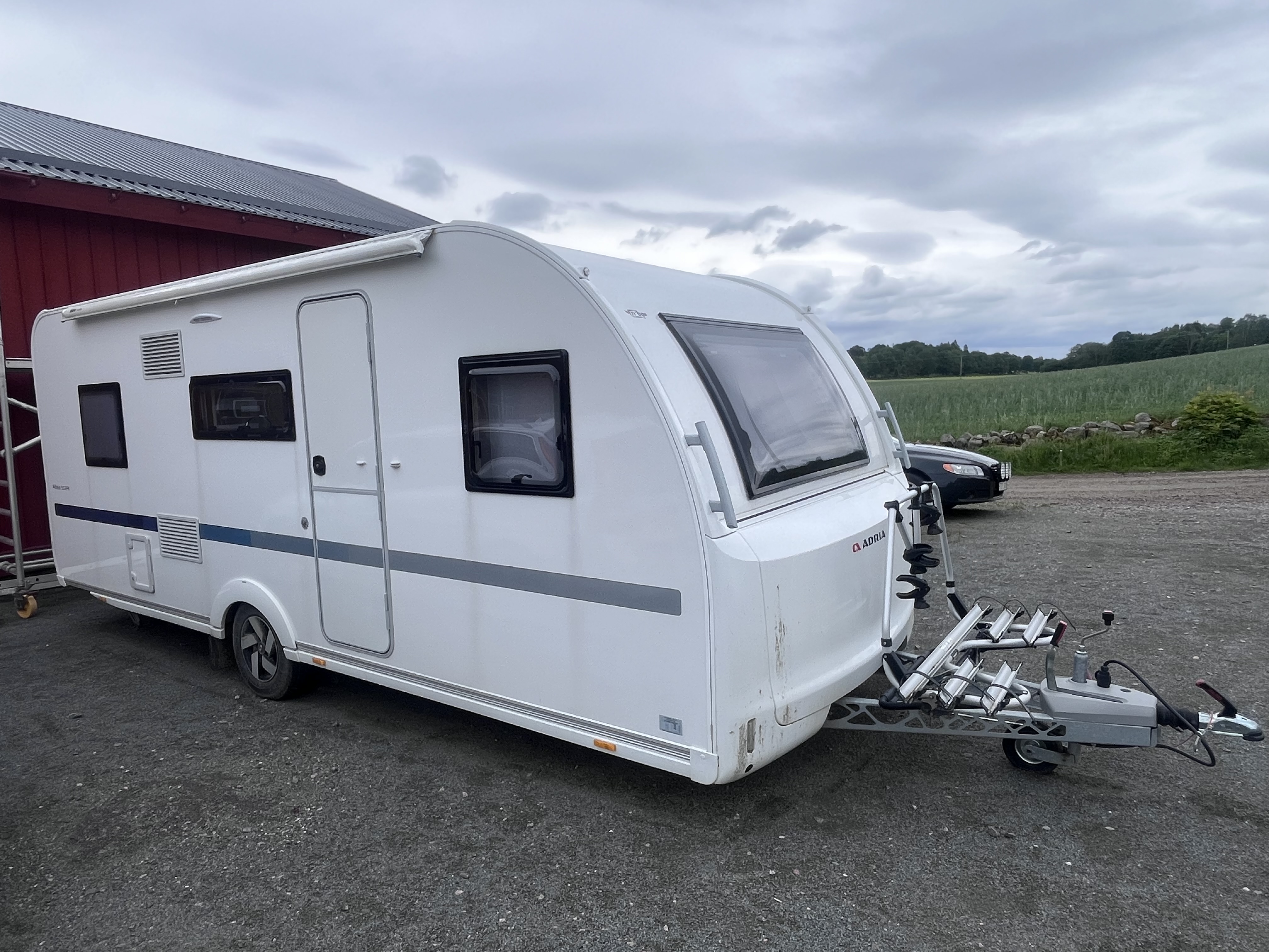 Adria 552pk 3-våningssäng nästan ny vagn