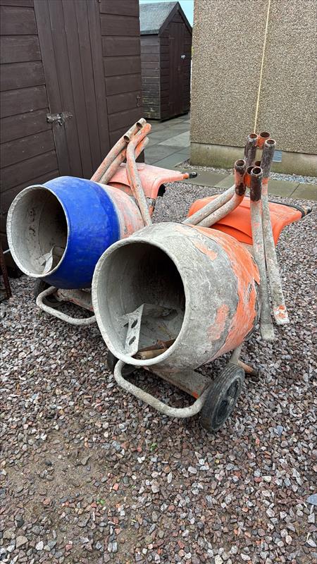Concrete/cement mixer