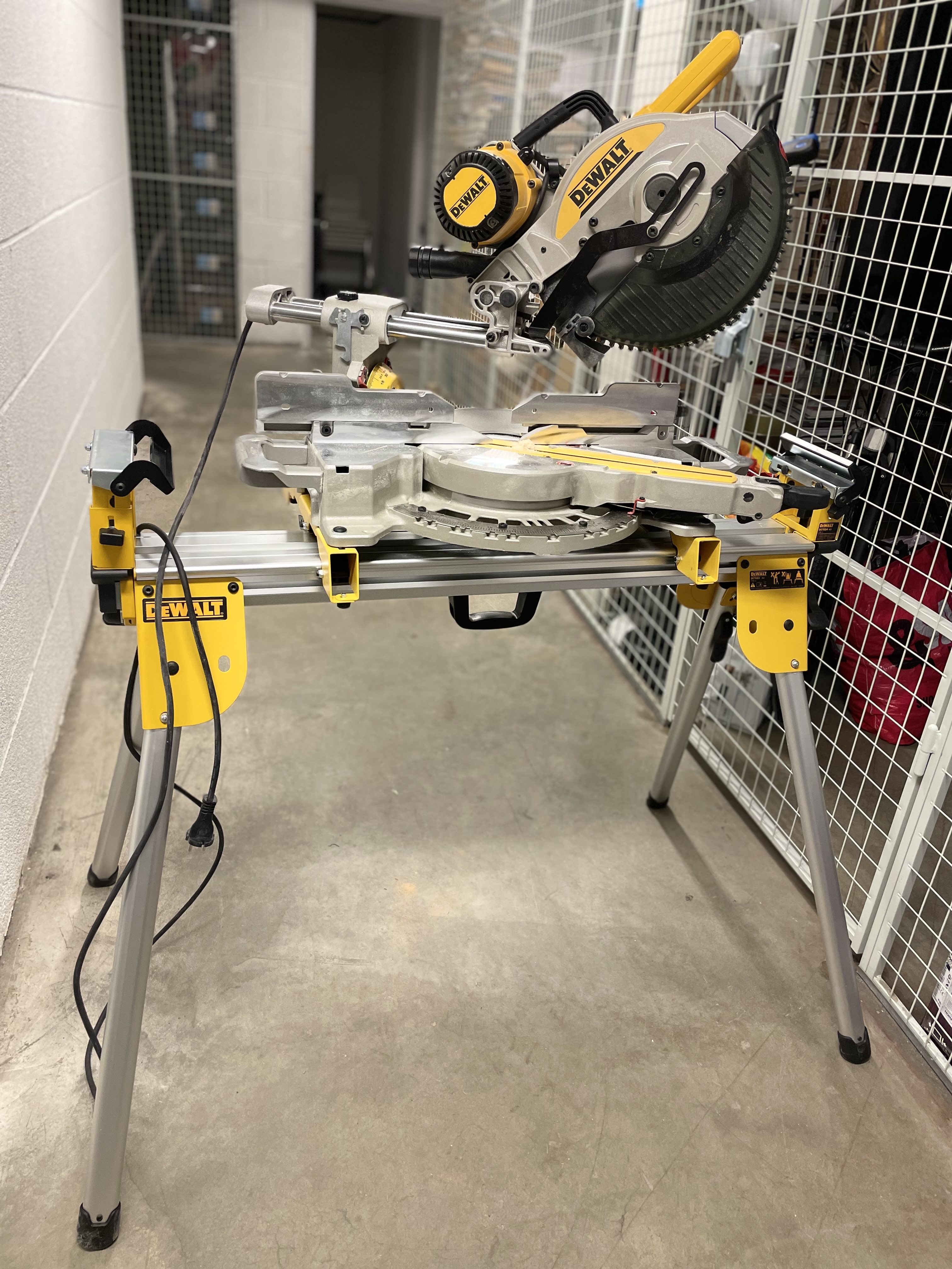 Dewalt kapp- og gjærsag med stativ 305mm