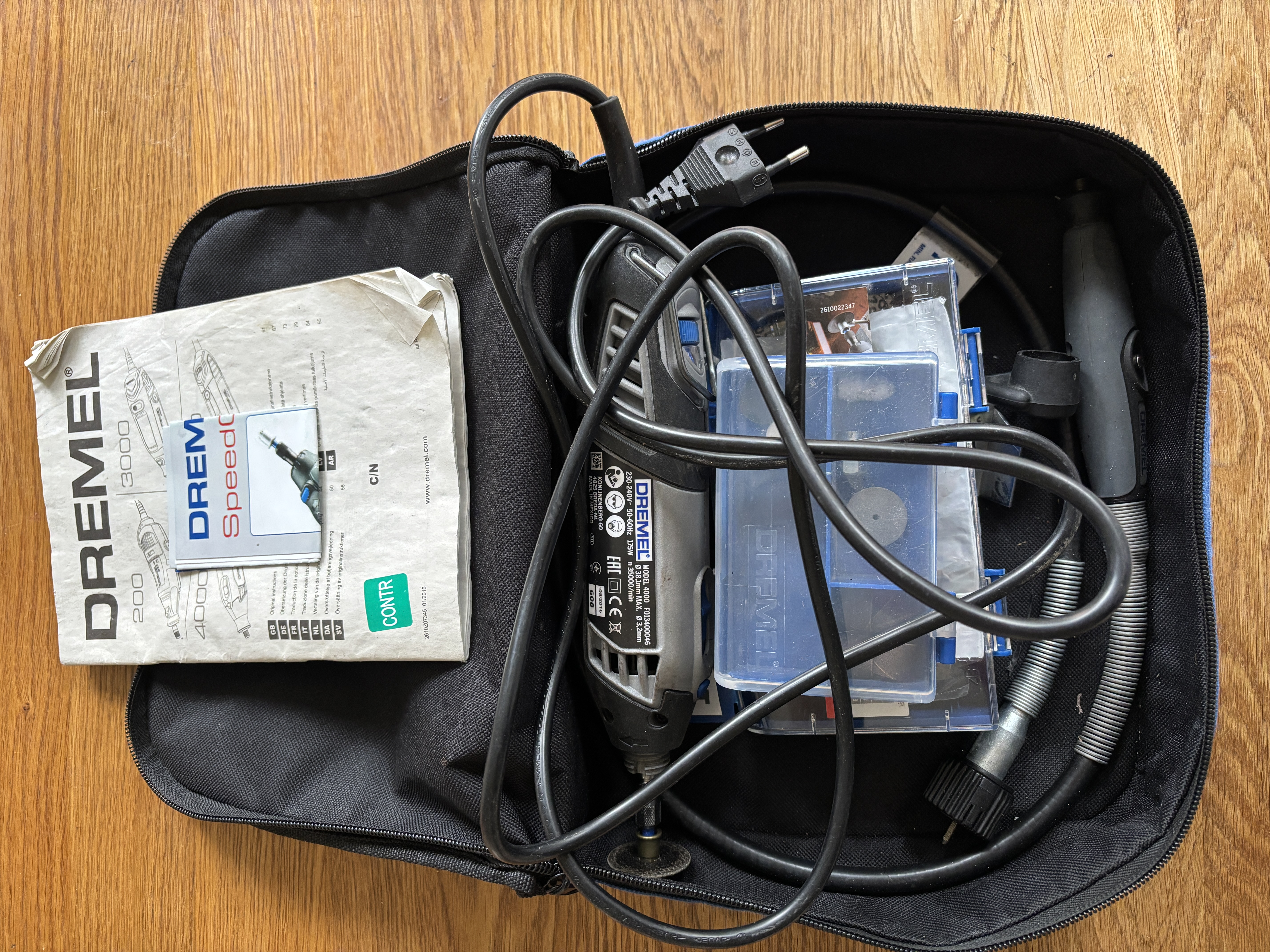Dremel multiverktyg med många tillbehör 