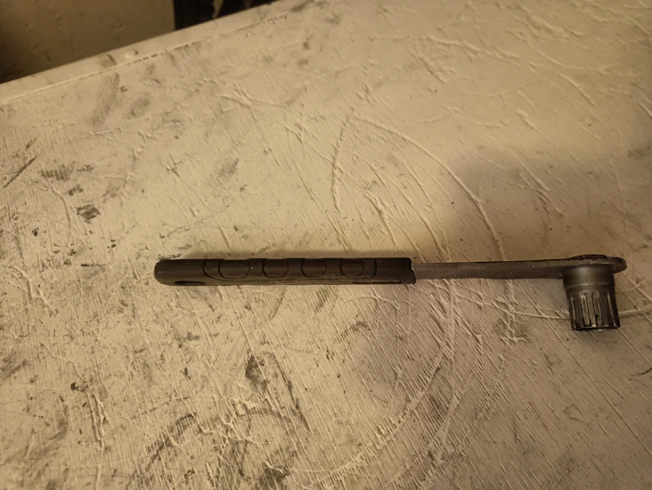 Varrellinen rataspakan irrotustyökalu