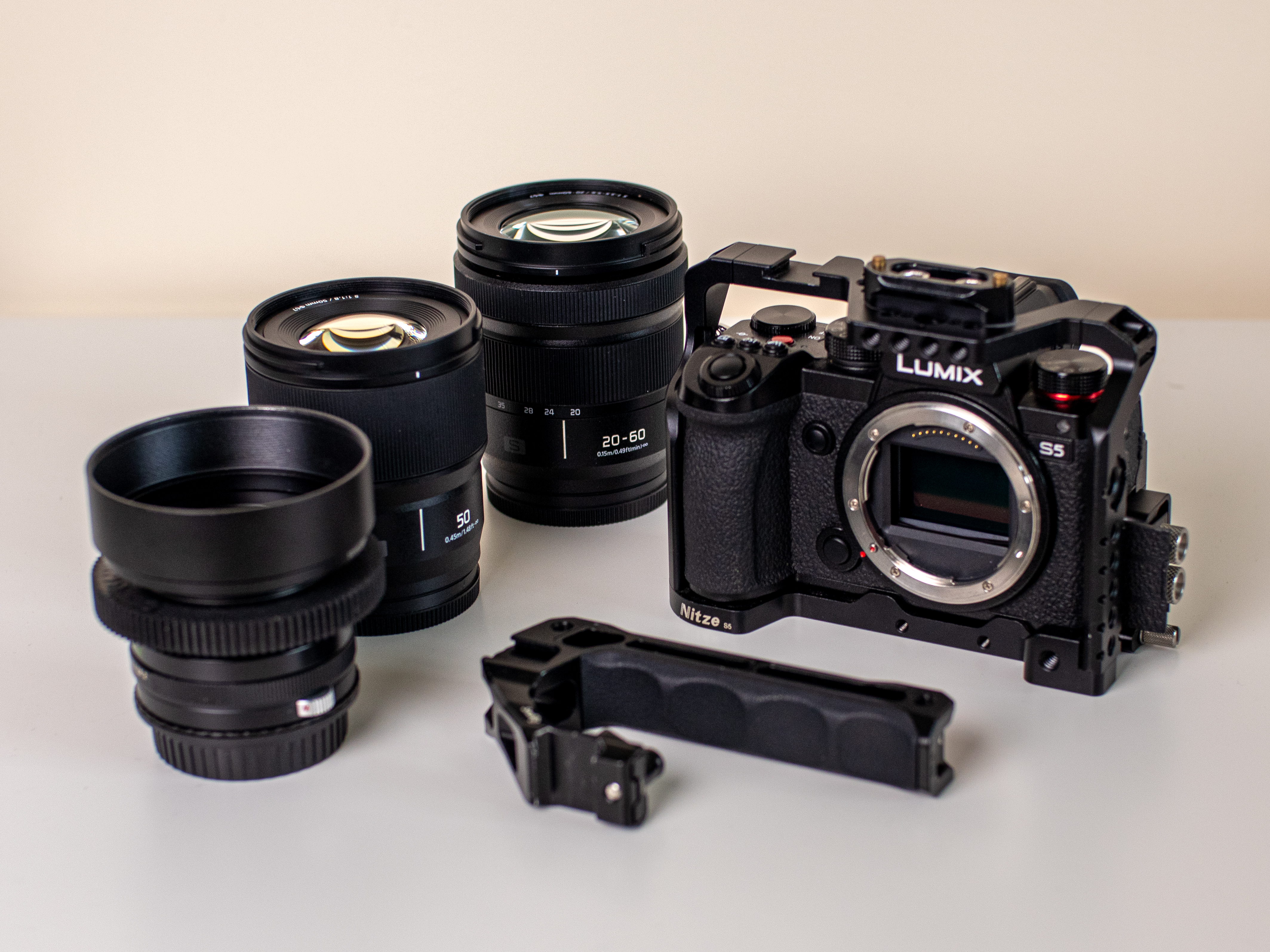 Panasonic lumix s5 + 3 lens kit + cage + top handle