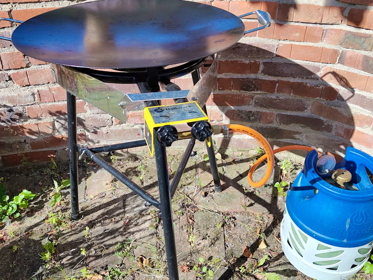 Stekhäll (murrikka) eller paella-panna med gasbrännare - gasol ingår.