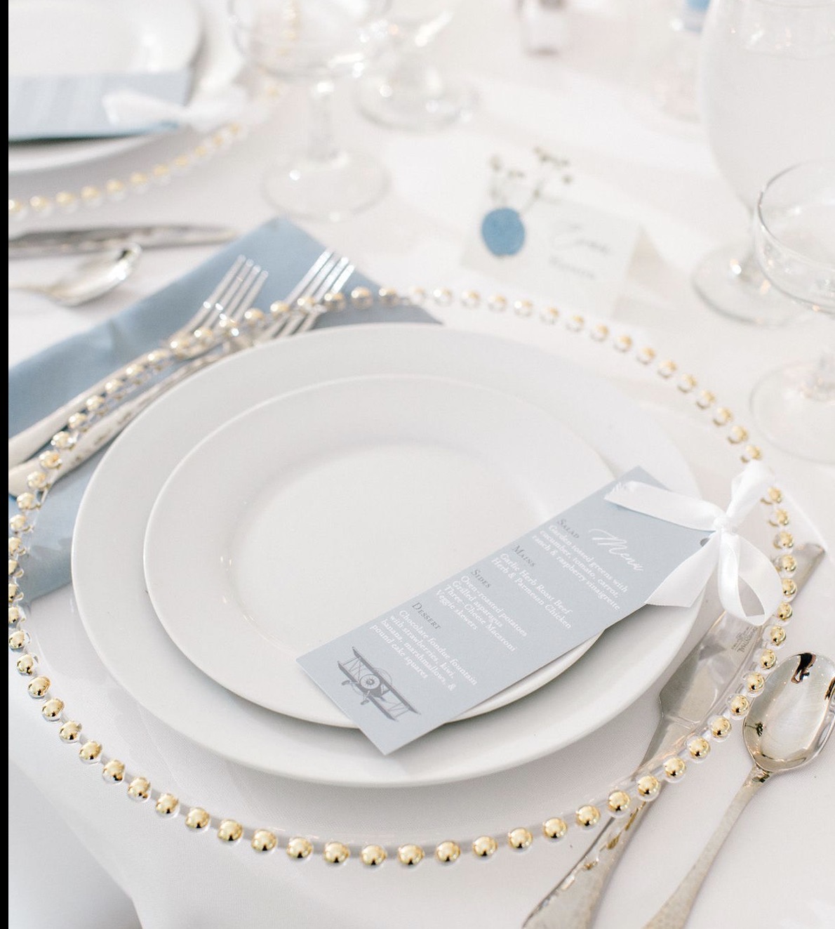 Elegante undertallerkener med perlekant – enkeltvis: 1 dag: 35 kr stk