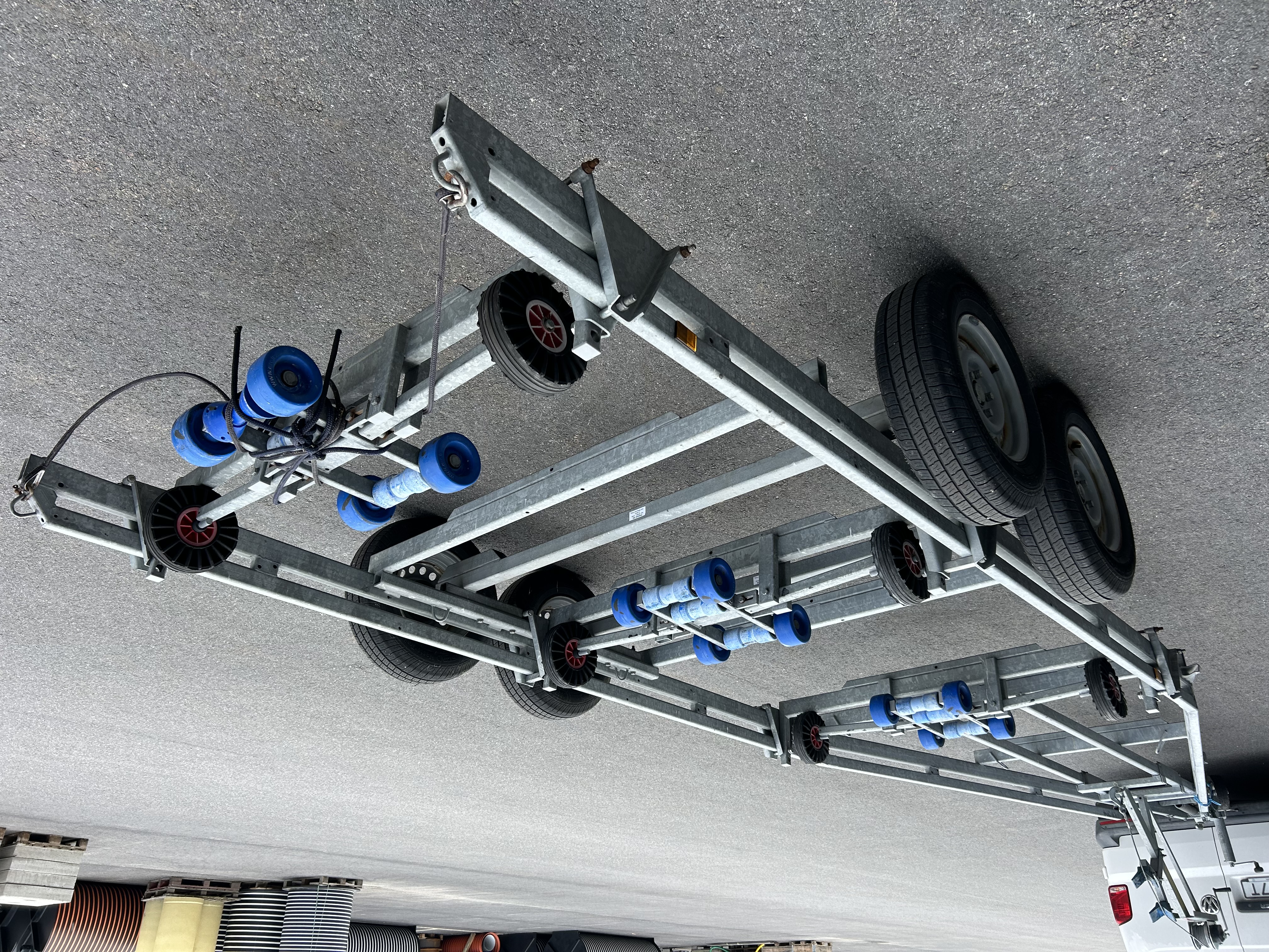 Tiki bb3500 lastar 8m samt 3500kg 30km/h båttrailer båtvagn självjusterande