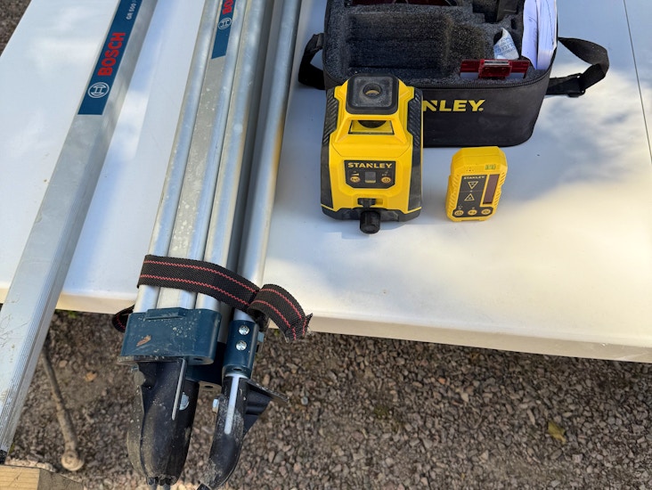 Rotationslaser med stativ och mätsticka