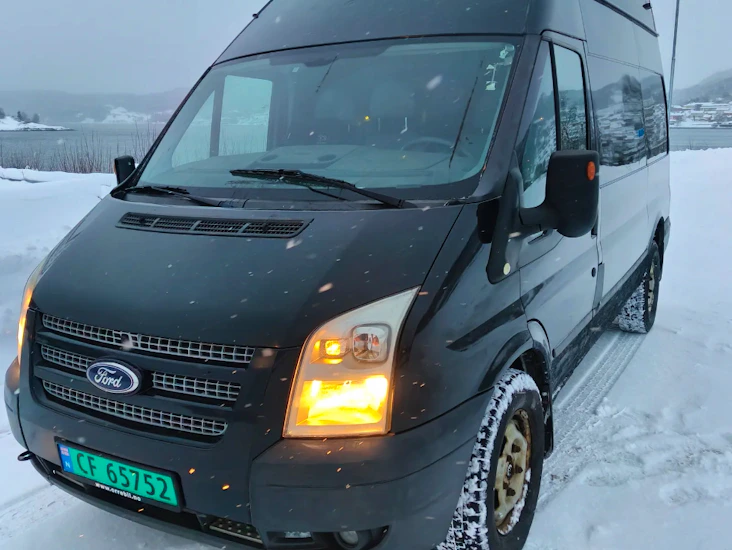 Ford transit awd med 3 seter leies ut