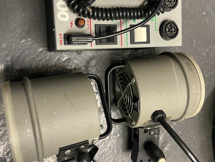 Dynalite m500 + 2 heads fill/flash light + stands + cables + extender