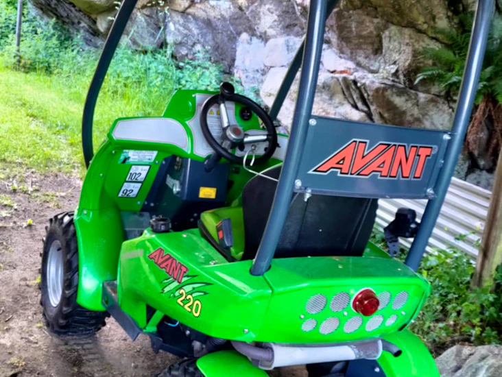 Avant 220 med skopa och betesputs