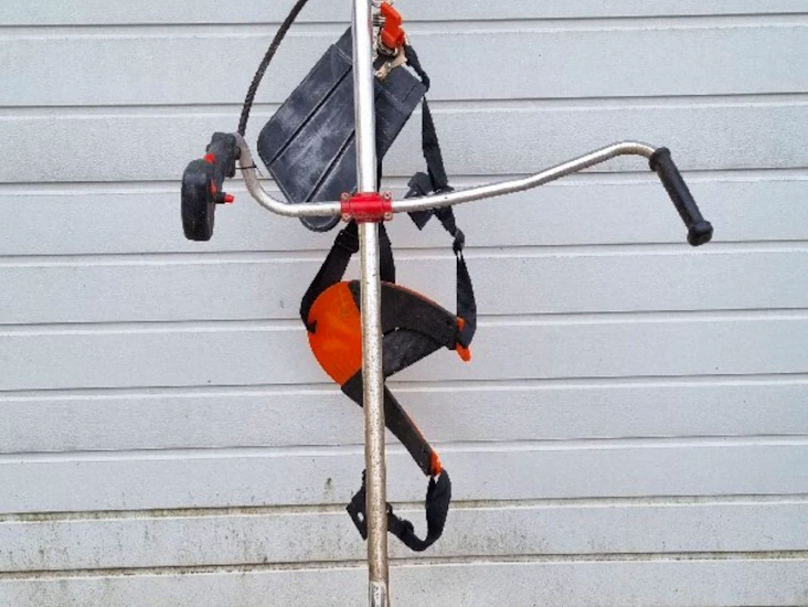 Grästrimmer röjsåg med sele