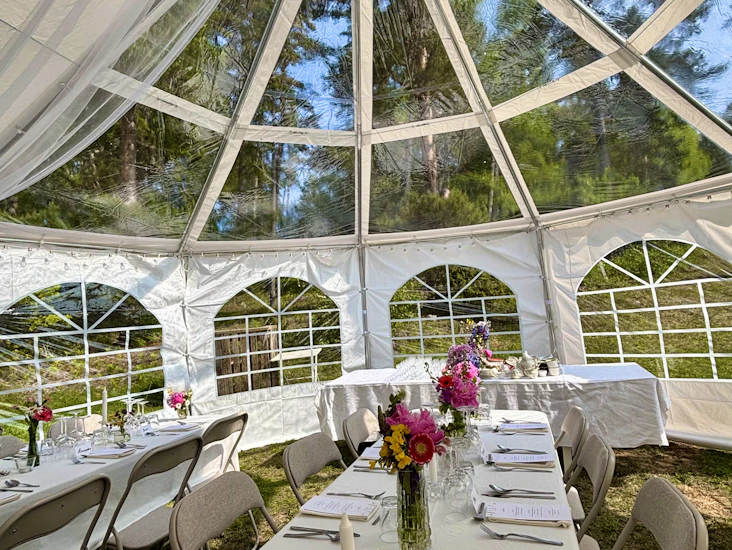 Partytält för 70 sittande gäster