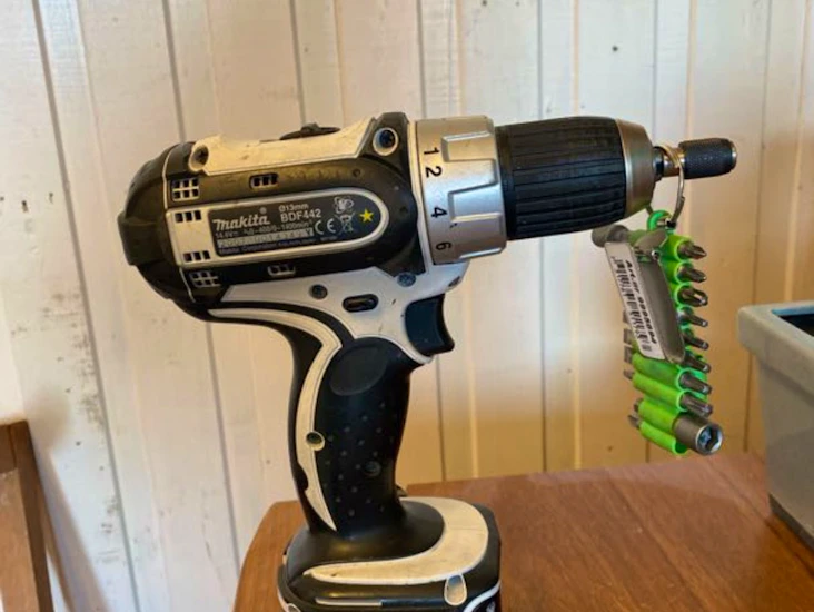 Makita skruvdragare med bits