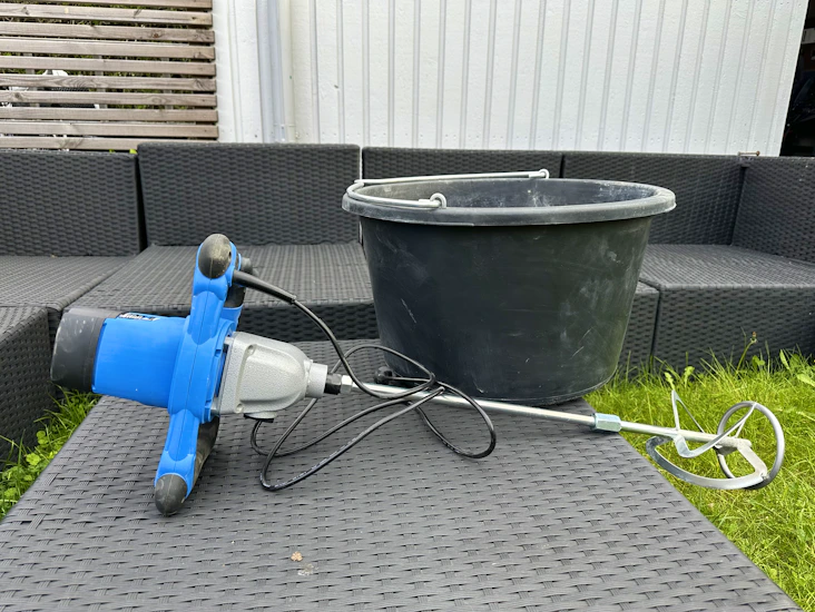 Omrörare med murarhink - perfekt för betong, bruk och spackel