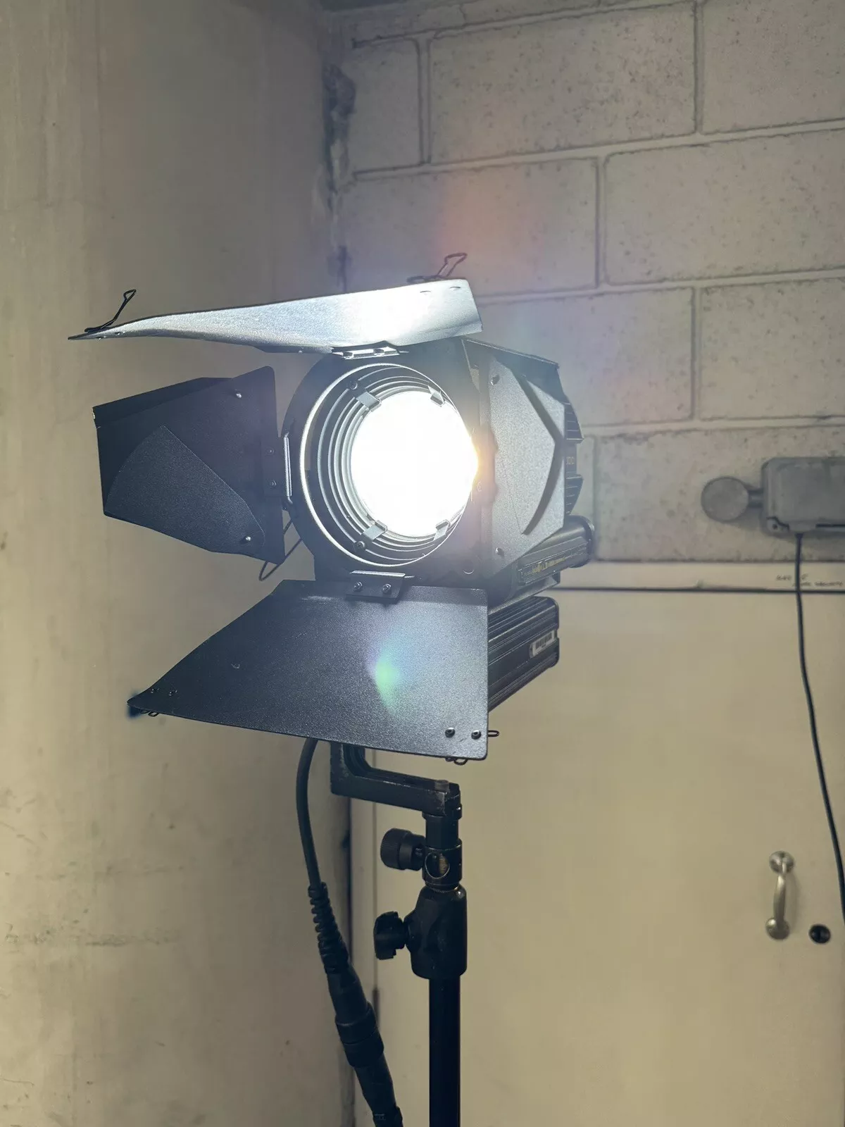 2 x dedolight dlh 400d hmi lights