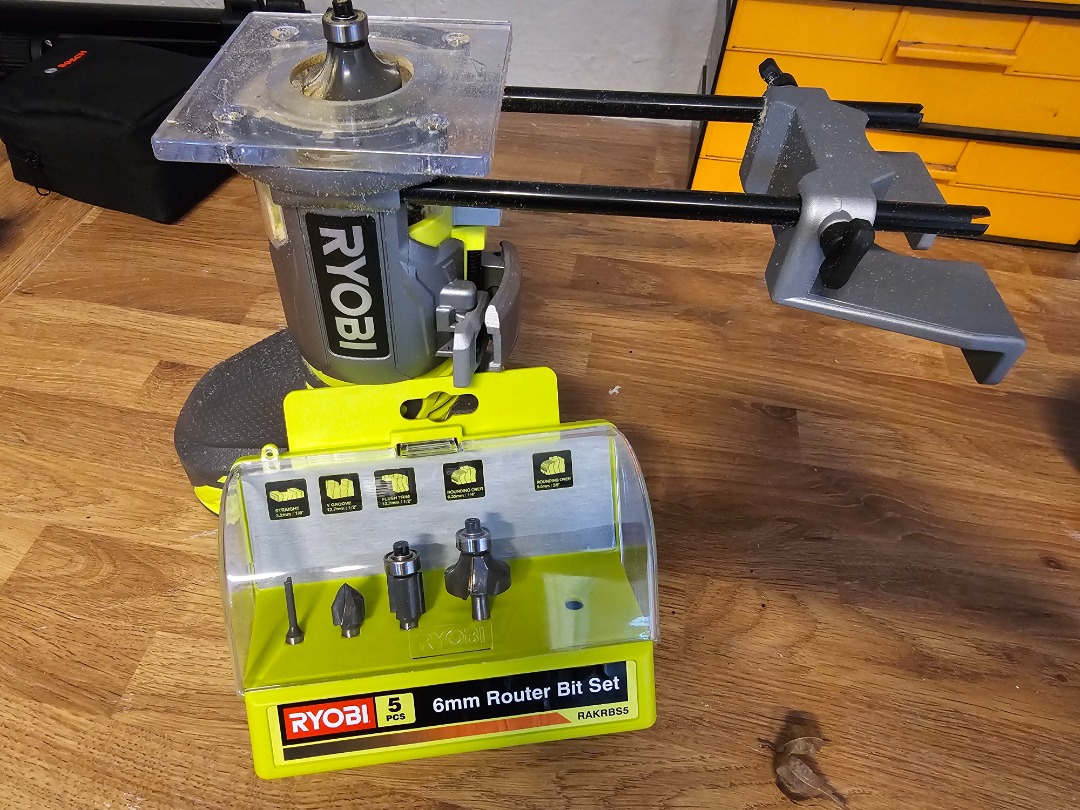 Batteridrevet håndoverfres ryobi
