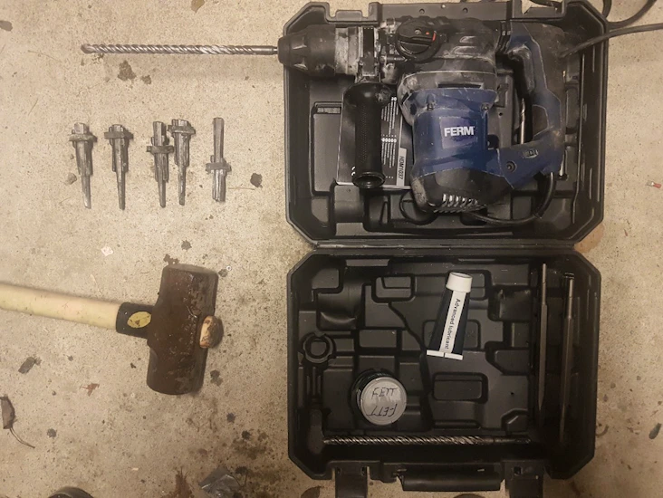 Spräckkilar med borrhammare