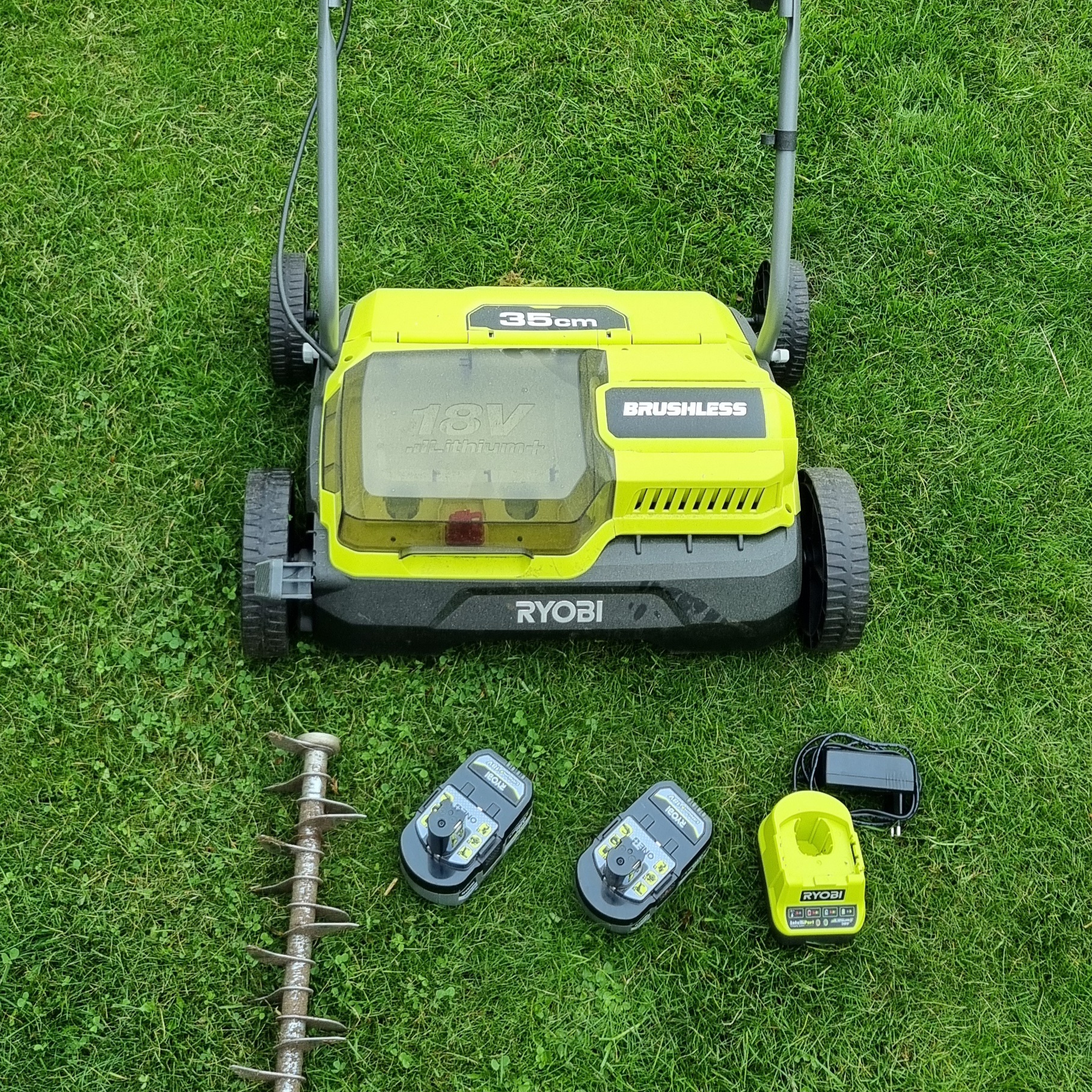 Vertikalskärare/ mossrivare batteridriven 