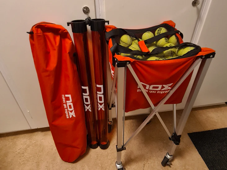 Bollkorg med 138st använda bollar samt 2st bollplockare