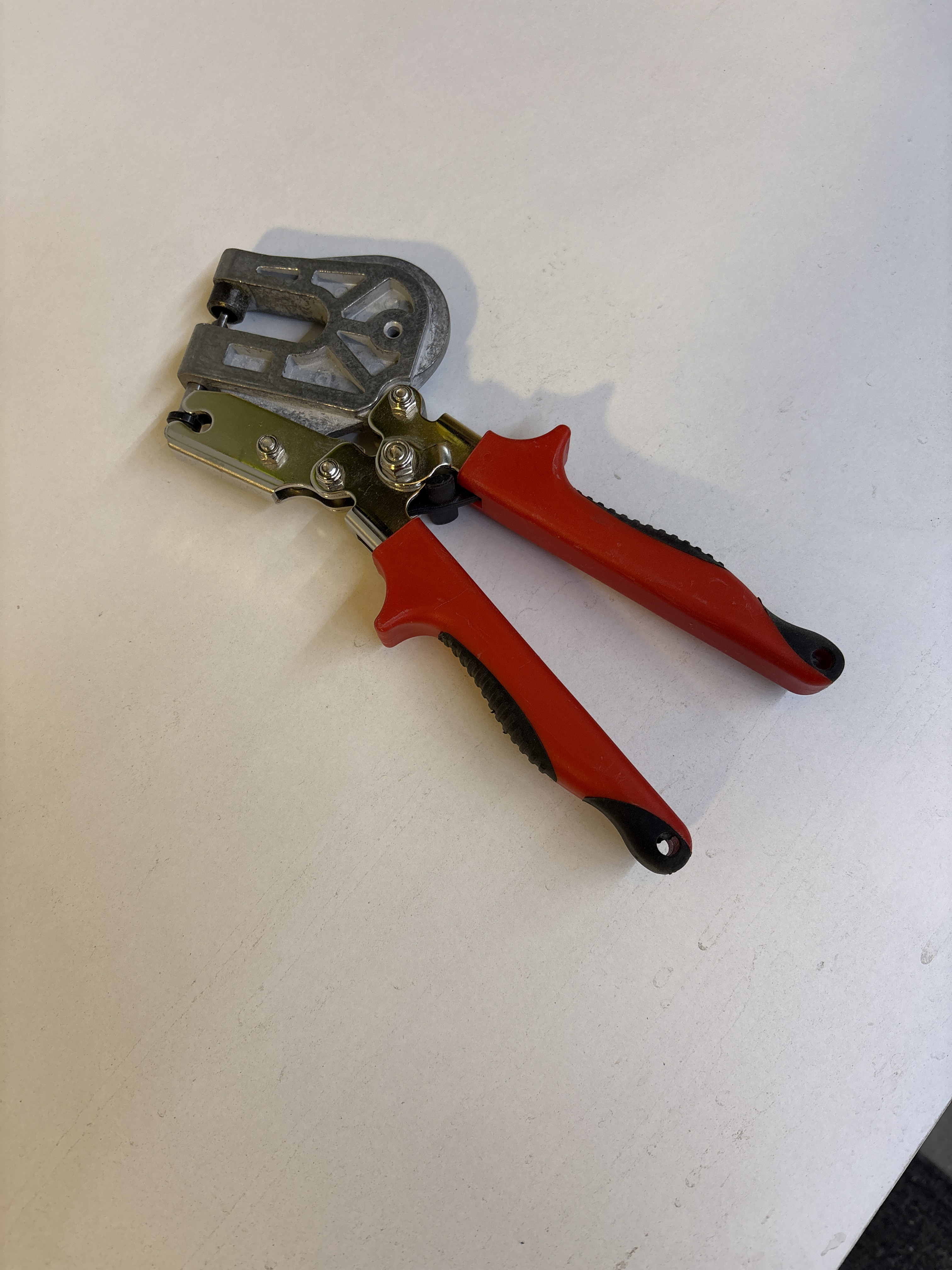 Fixertång för plåtreglar