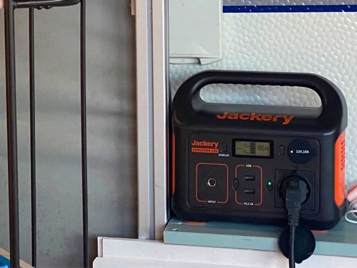 Jackery explorer 240