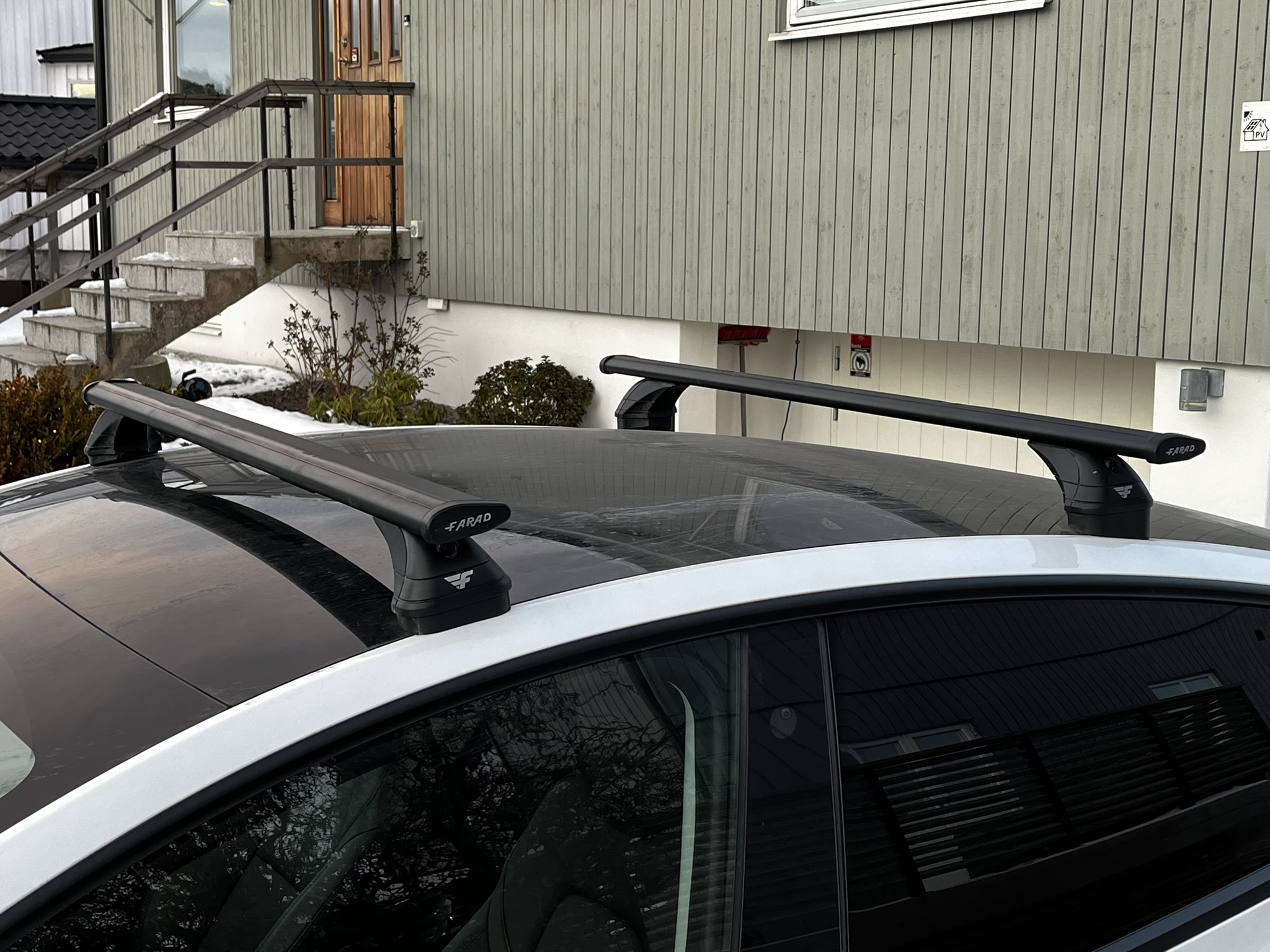 Rakt takräcke till tesla model y