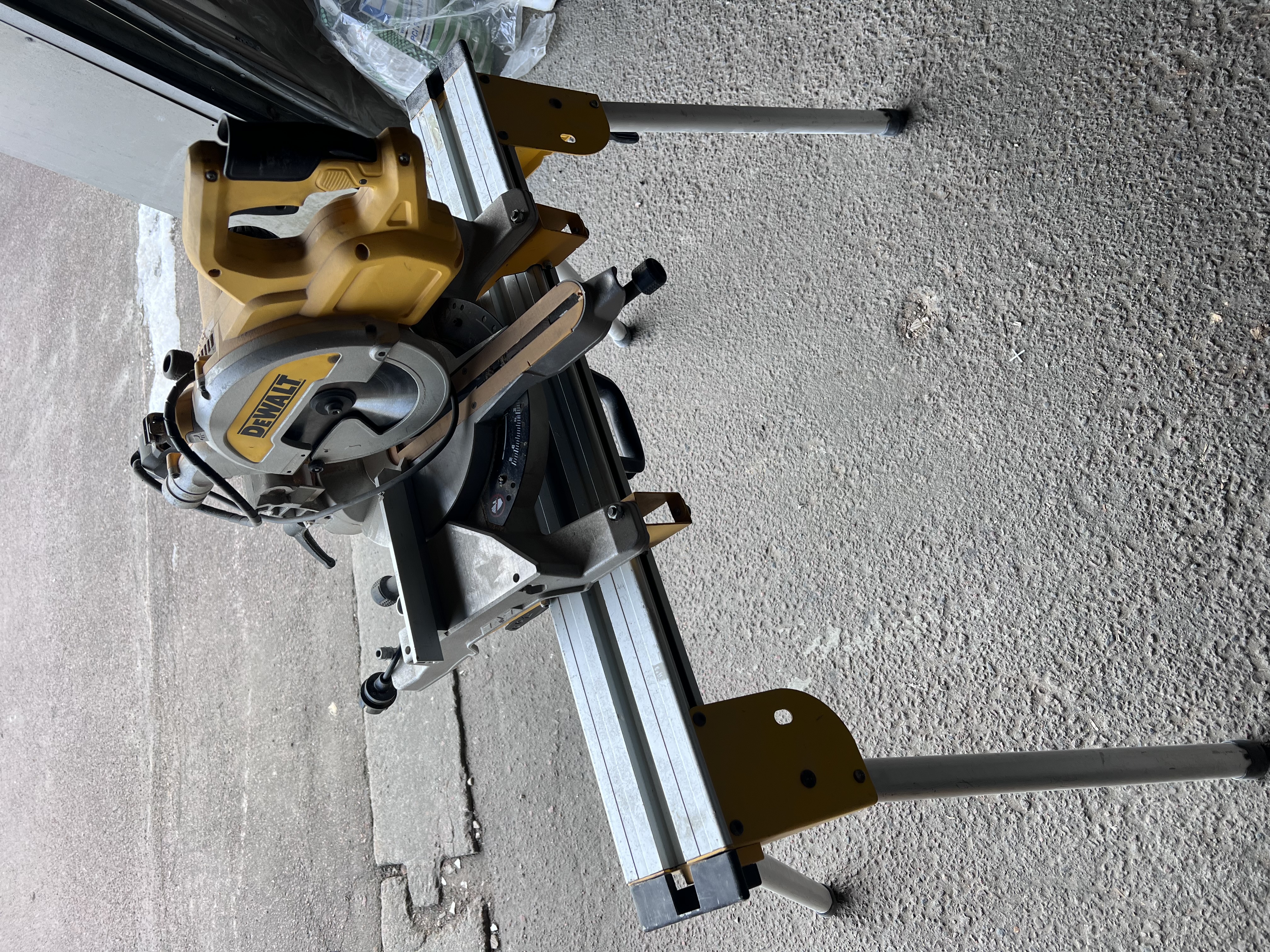 Kap & gersåg dewalt med stativ