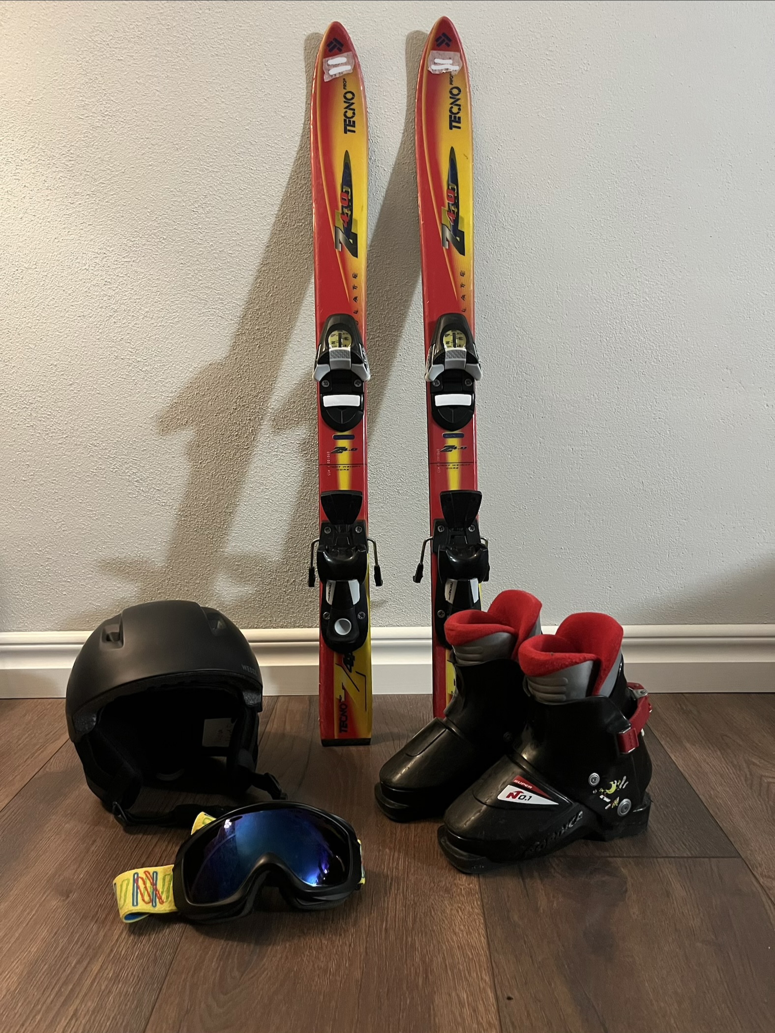 Skidpaket 90 cm / pjäxor / hjälm / skidglasögon