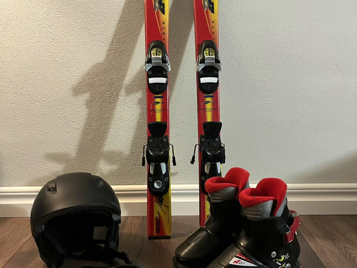 Skidpaket 90 cm / pjäxor / hjälm / skidglasögon