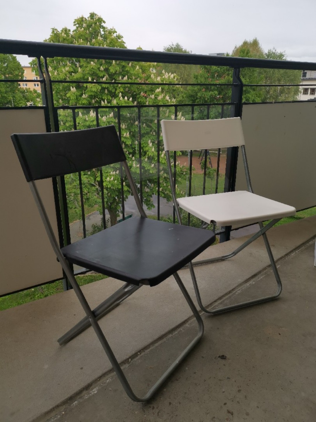 Klappstolar svarta och vita 