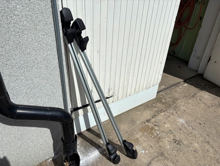 Takräcke med flexibla fästen