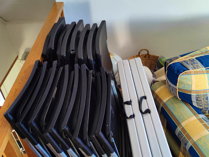 Paket: 2 bord och 16 stolar