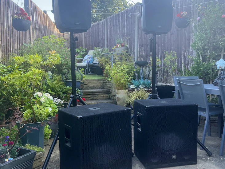 2x pa speakers(includes stand) & 2x active subwoofers (full set))