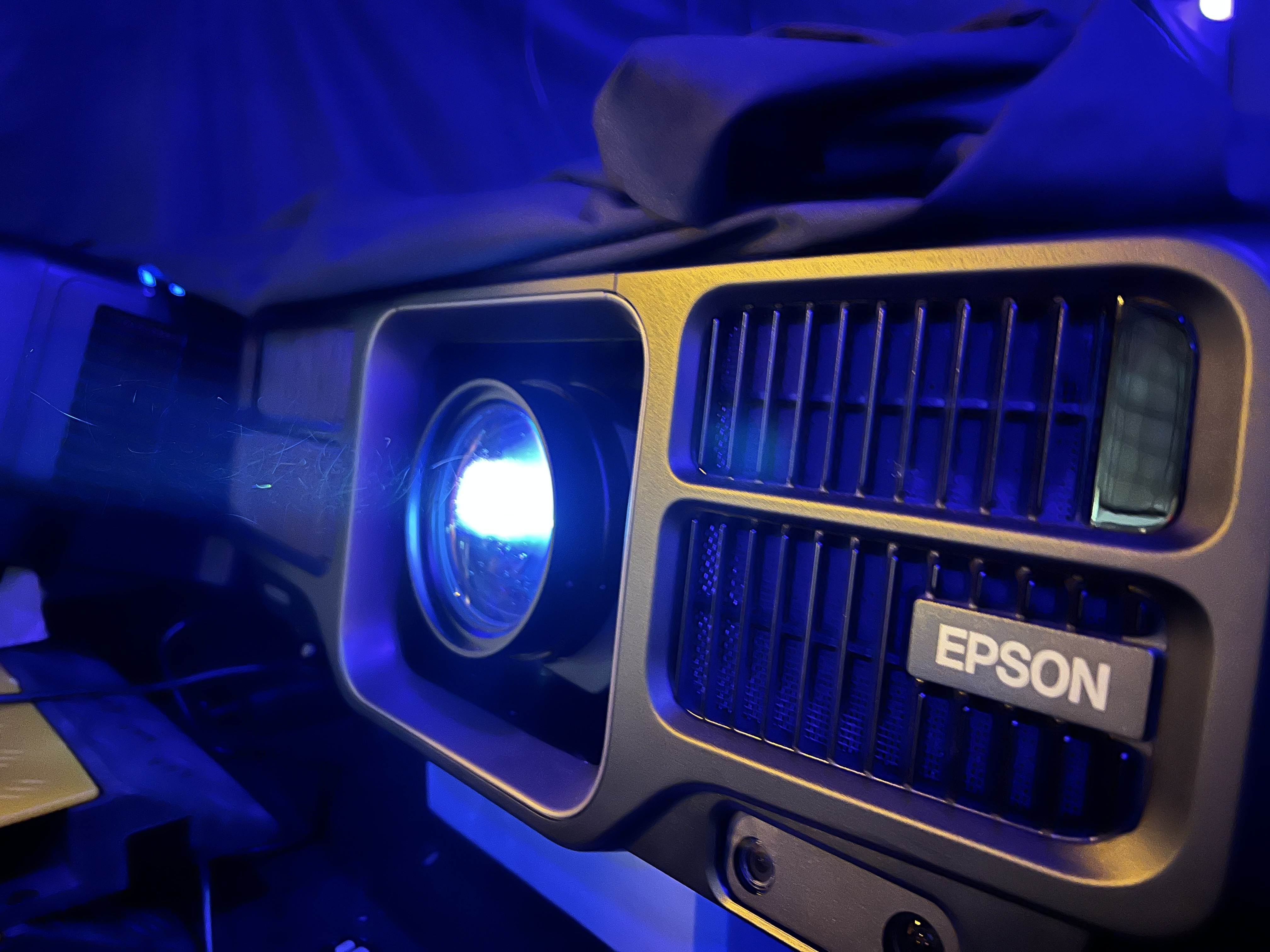 12,000 lumen lazer projector epson eb l1505 uh  + lens 