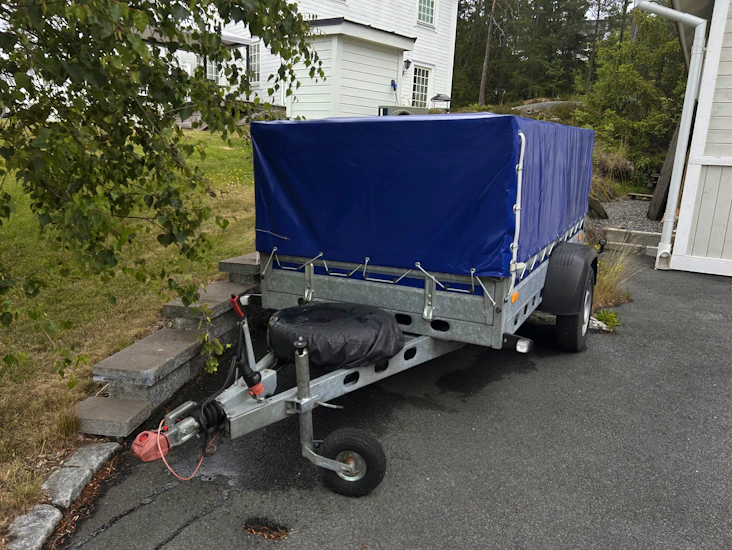 Bromsad släpvagn med galler och kapell