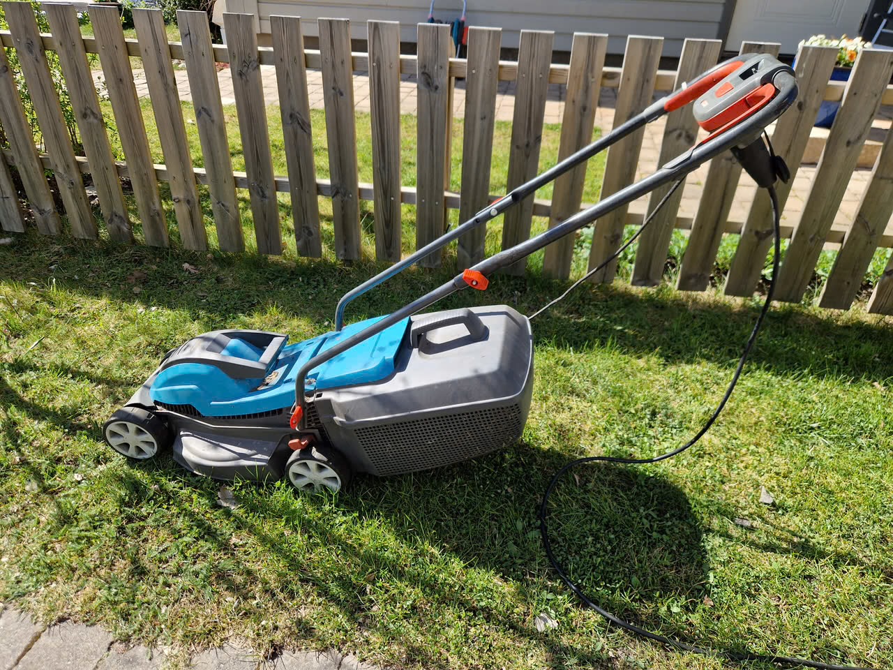 Liten och smidig el-gräsklippare 