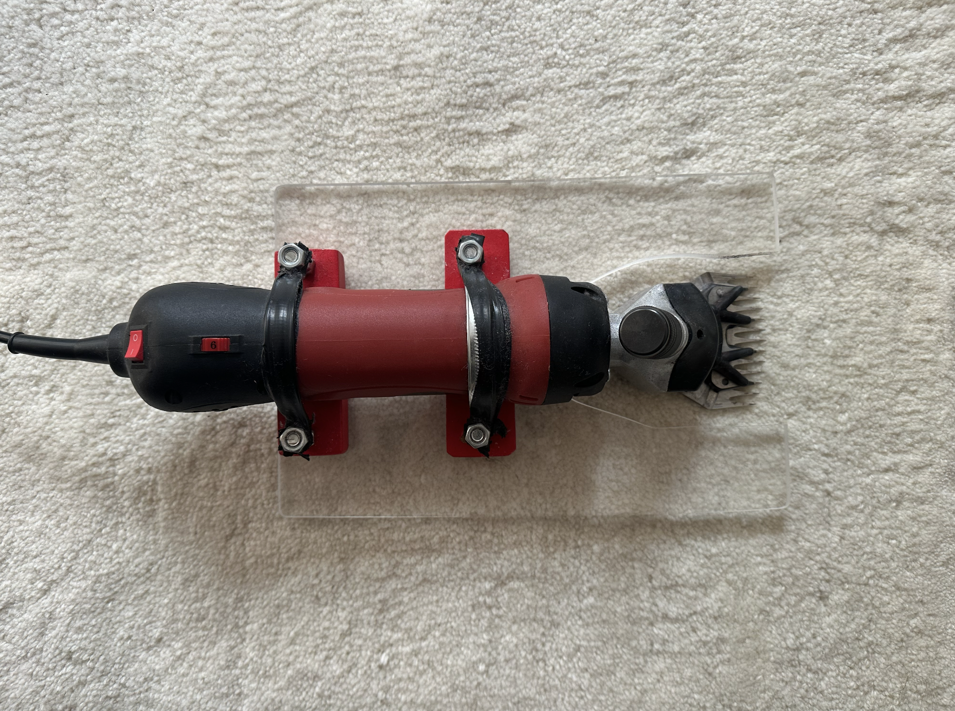 Sheep rug shearing machine with guide for tufting