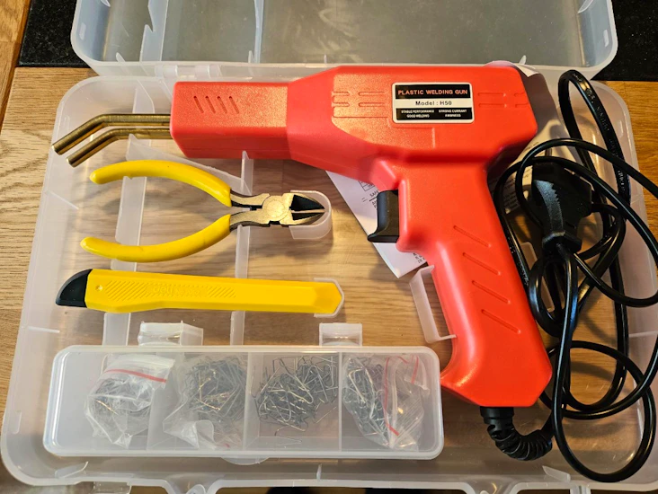 Plastsvets, för reparation av plastdelar.