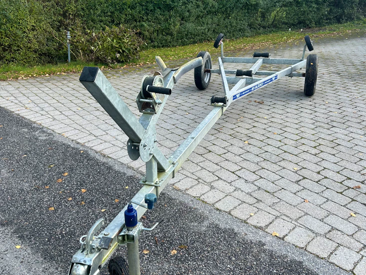 Båttrailer för upptagning/sjösättning