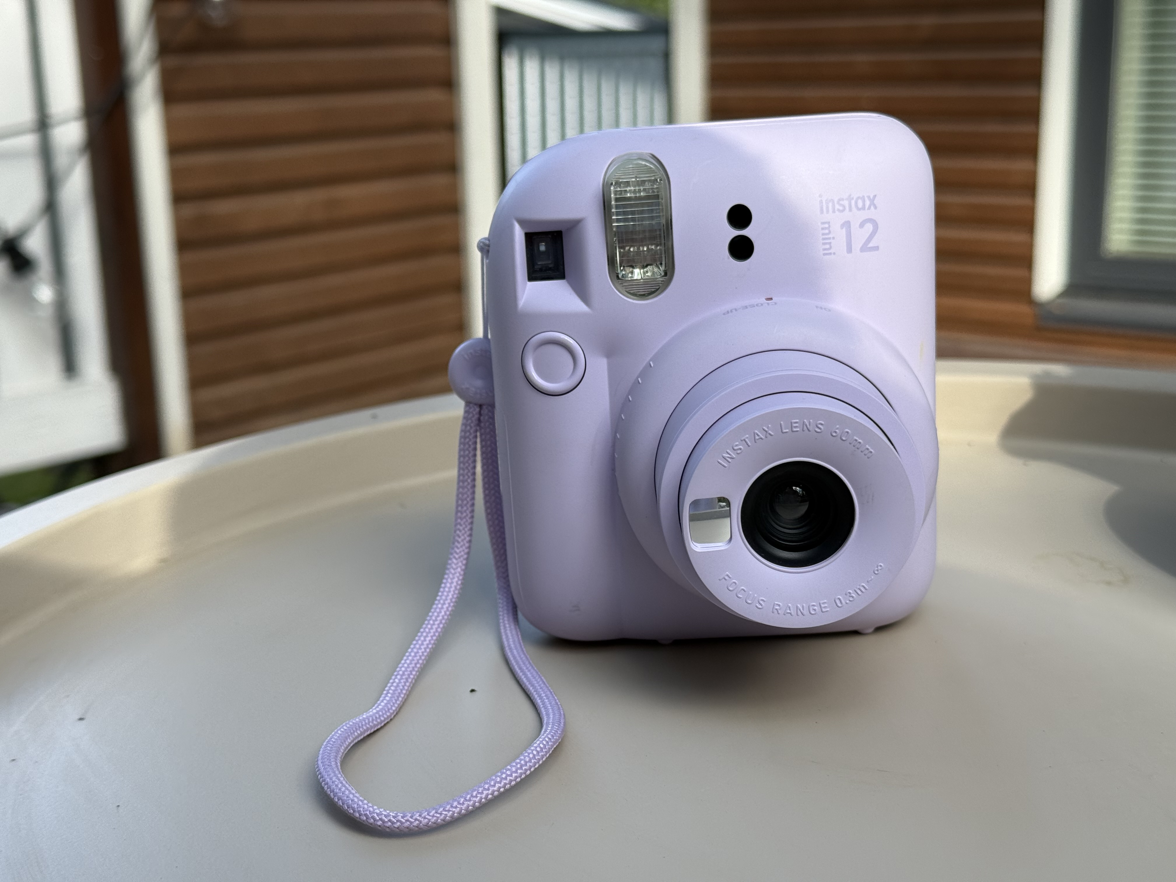 Vuokrataan vaaleanlila polaroid-kamera, fujifilm instax mini 12