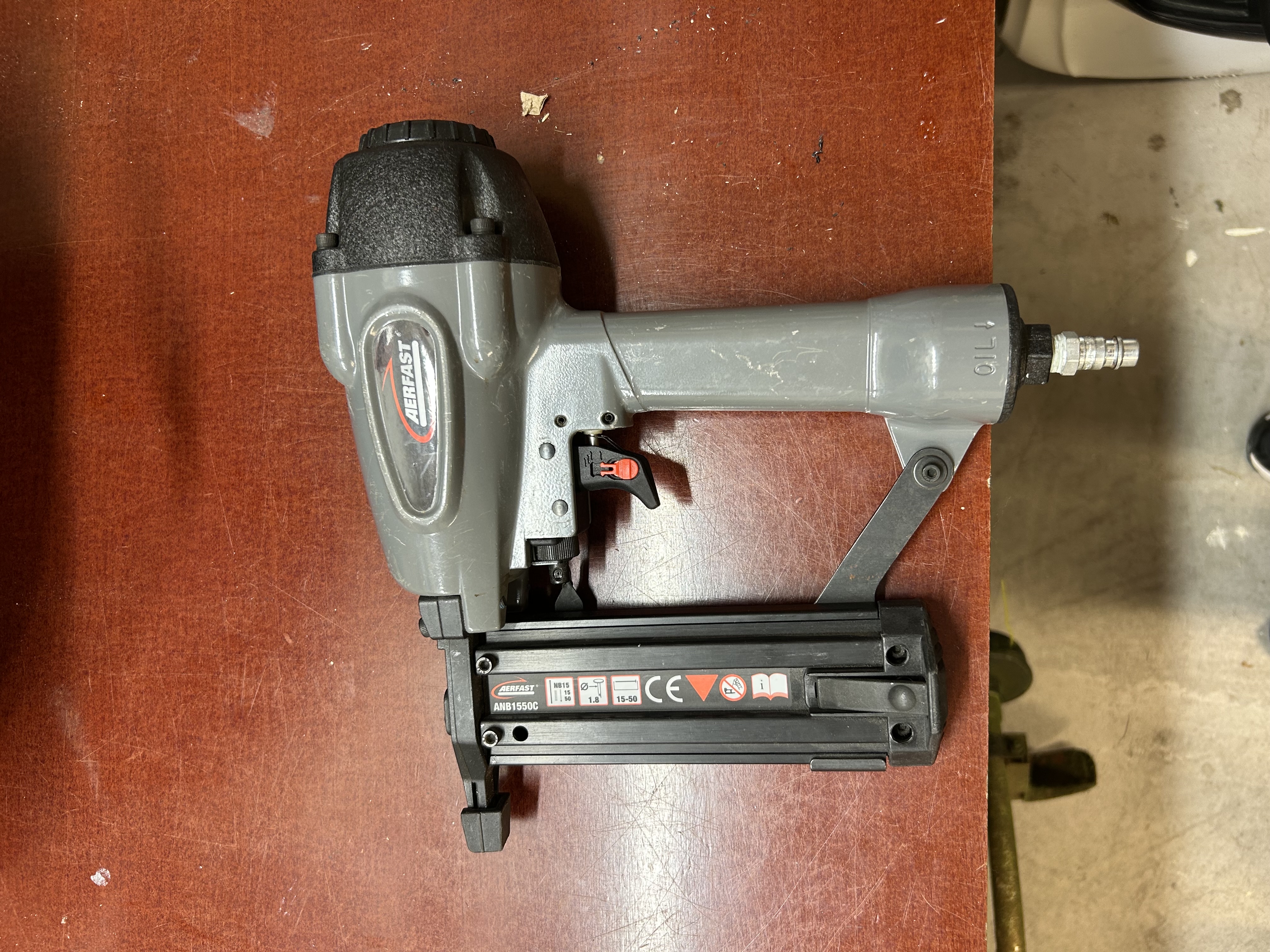 Tryckluftsdriven spikpistol för betong.