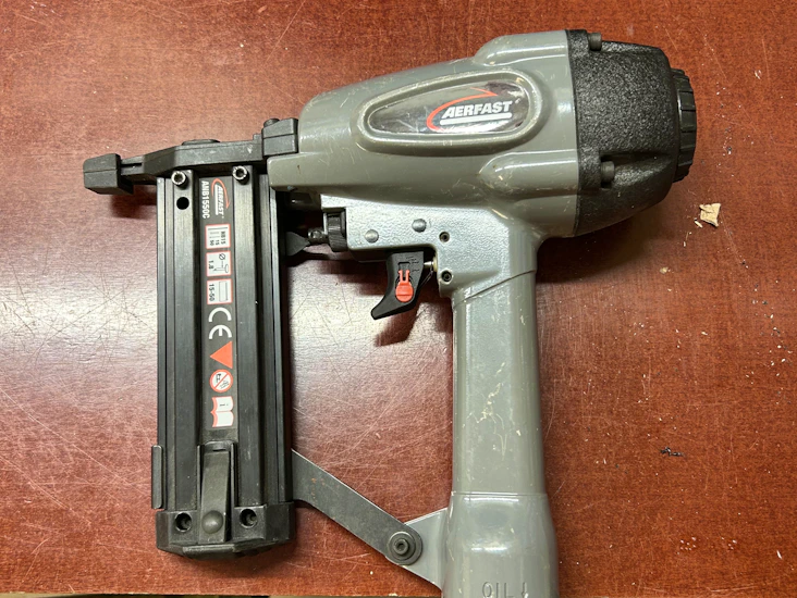 Tryckluftsdriven spikpistol för betong.